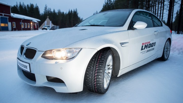 BMW M3 E92 quer auf Schnee