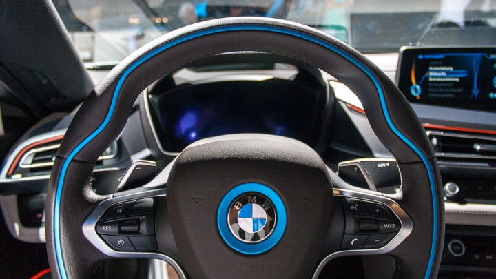 BMW i8 - erste Auslieferungen an Kunden in der BMW Welt