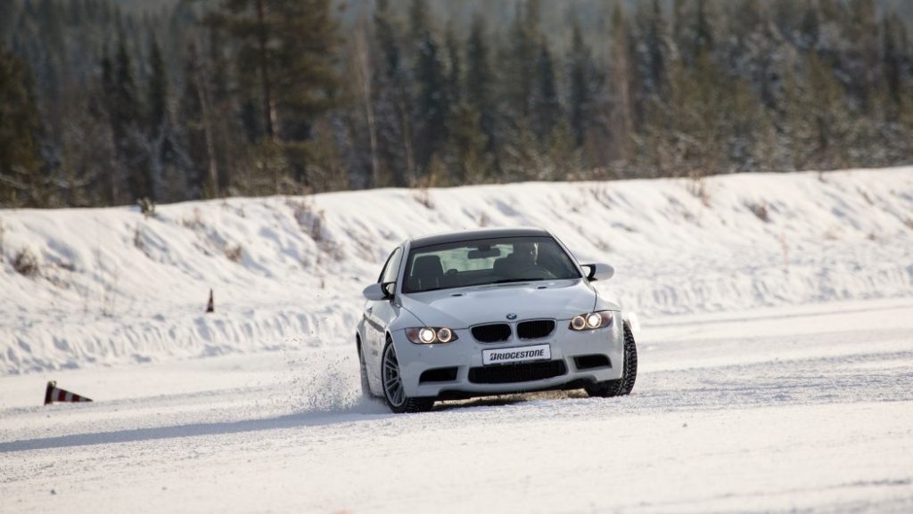 BMW M3 E92 quer auf Schnee